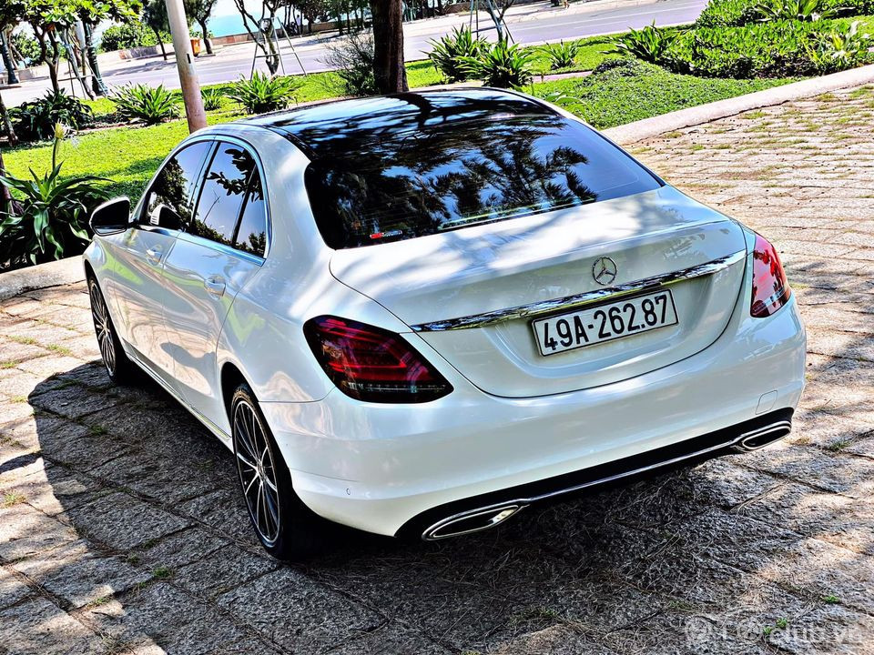 Mercedes C200 exclusive 2019 trắng kem