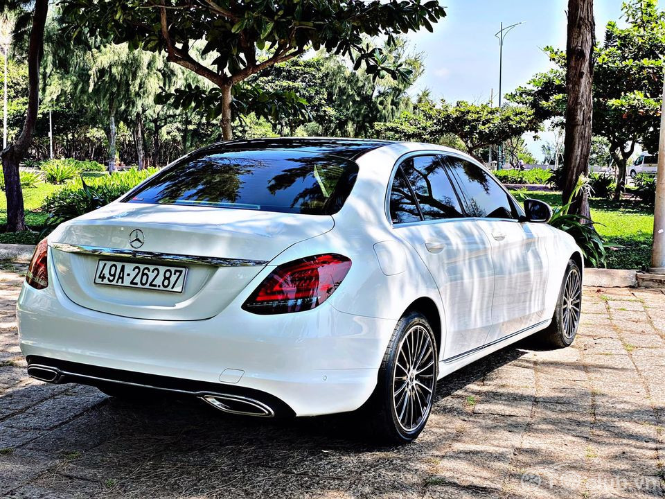 Mercedes C200 exclusive 2019 trắng kem