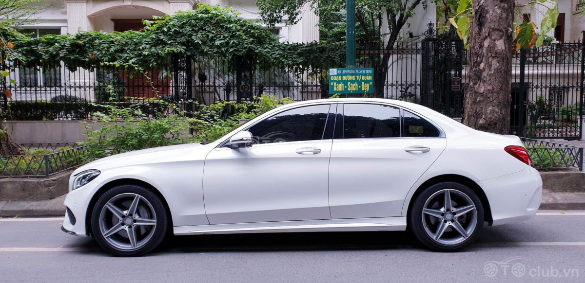 Bán xe Mercedes C300 AMG màu trắng